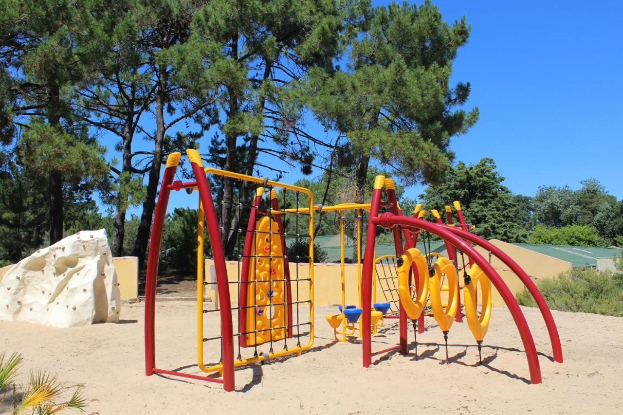 Отель Le Domaine Des Pins Сент-Илер-де-Рье Экстерьер фото